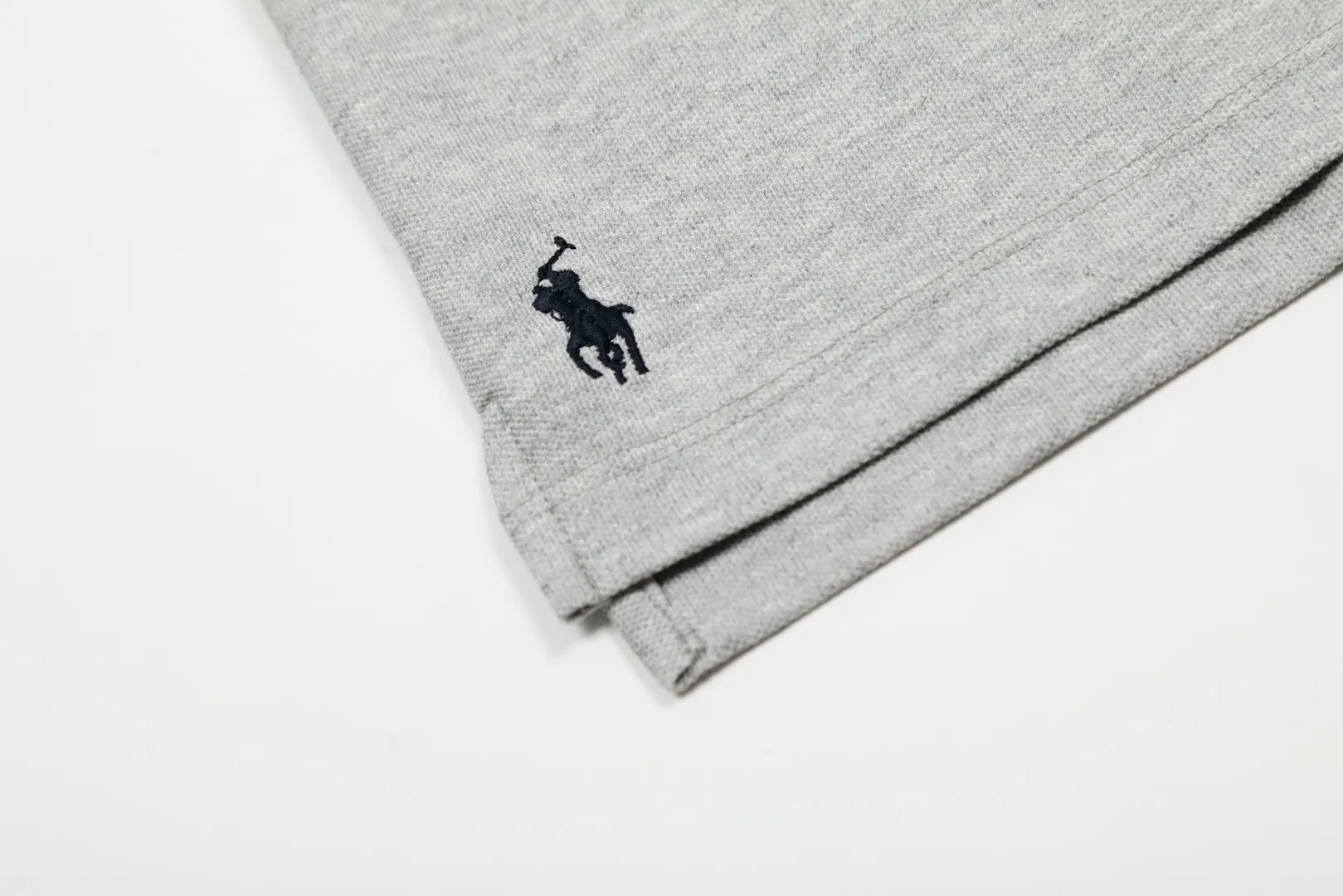 P154 💰 "Top quality" Style number: DS072# (not off the shelves all year round) [Ralph Lauren&NY co-branded new embroidered horse logo POLO lapel basic short sleeves] ✅Ralph Lauren&MLB Yankees co-branded versatile style lapel POLO short sleeves for men and women ✅Main supply platform live broadcast Wholesale entity Replenish when out of stock Not off the shelf ✅ZP quality 1:1 version Scan the code to enter the GF website Z cabinet quality ✅Detailed quality is the only one in Guangzhou. Imported pique fabrics. Focus on high-end. Cost-effective. Needless to say good quality. ✅Restore the original version. The maximum size can be worn up to 210 pounds. Loose, comfortable and stress-free. ✅Work wear and life wear. Suitable for various occasions. Must-have recommendation for couples. Size: S-XL. Color: Gray Navy.